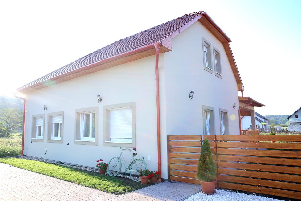 A Zoldbiciklis Haz Apartment Egerszalók Екстериор снимка